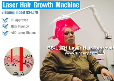 Macchina indolore comoda di trattamento di ricrescita dei capelli del laser a diodi tenuta in mano