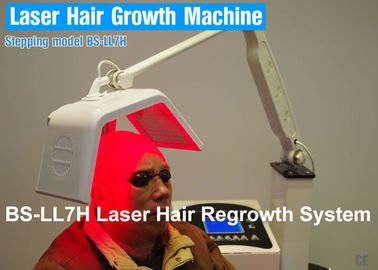Macchina indolore comoda di trattamento di ricrescita dei capelli del laser a diodi tenuta in mano
